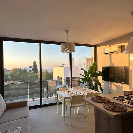 2 Bedrooms Sea View